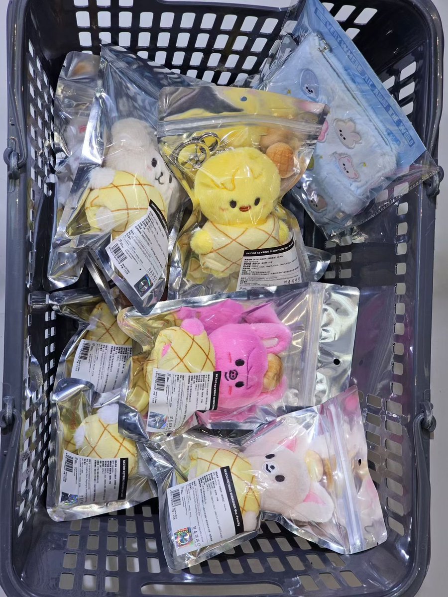 fanf06006's tweet photo. 菠萝包skzoo真的太可爱了，期待后天去买糖葫芦，其实生煎包和辣椒也想要，但是都买可能得去抢银行😢 https://t.co/KhNFi4ndWI