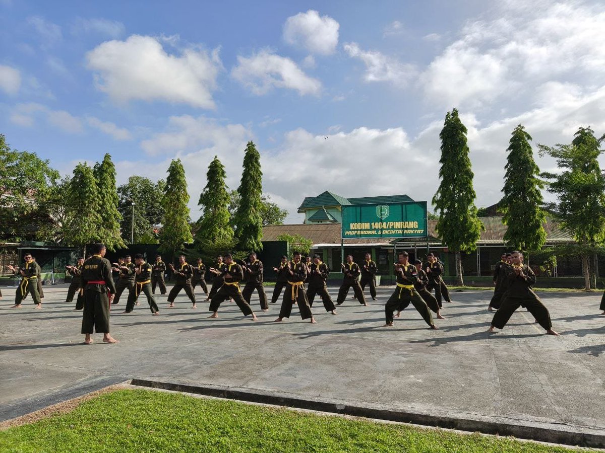 KODIM__1404_PRG's tweet photo. Kodim 1404/Pinrang terus berkomitmen meningkatkan profesionalisme dan kemampuan prajurit melalui pelaksanaan latihan Pencak Silat Militer (PSM) secara rutin. Kegiatan tersebut berlangsung di Lapangan Makodim 1404/Pinrang, Jumat (25/09/2026). https://t.co/hTqOfrjDSN