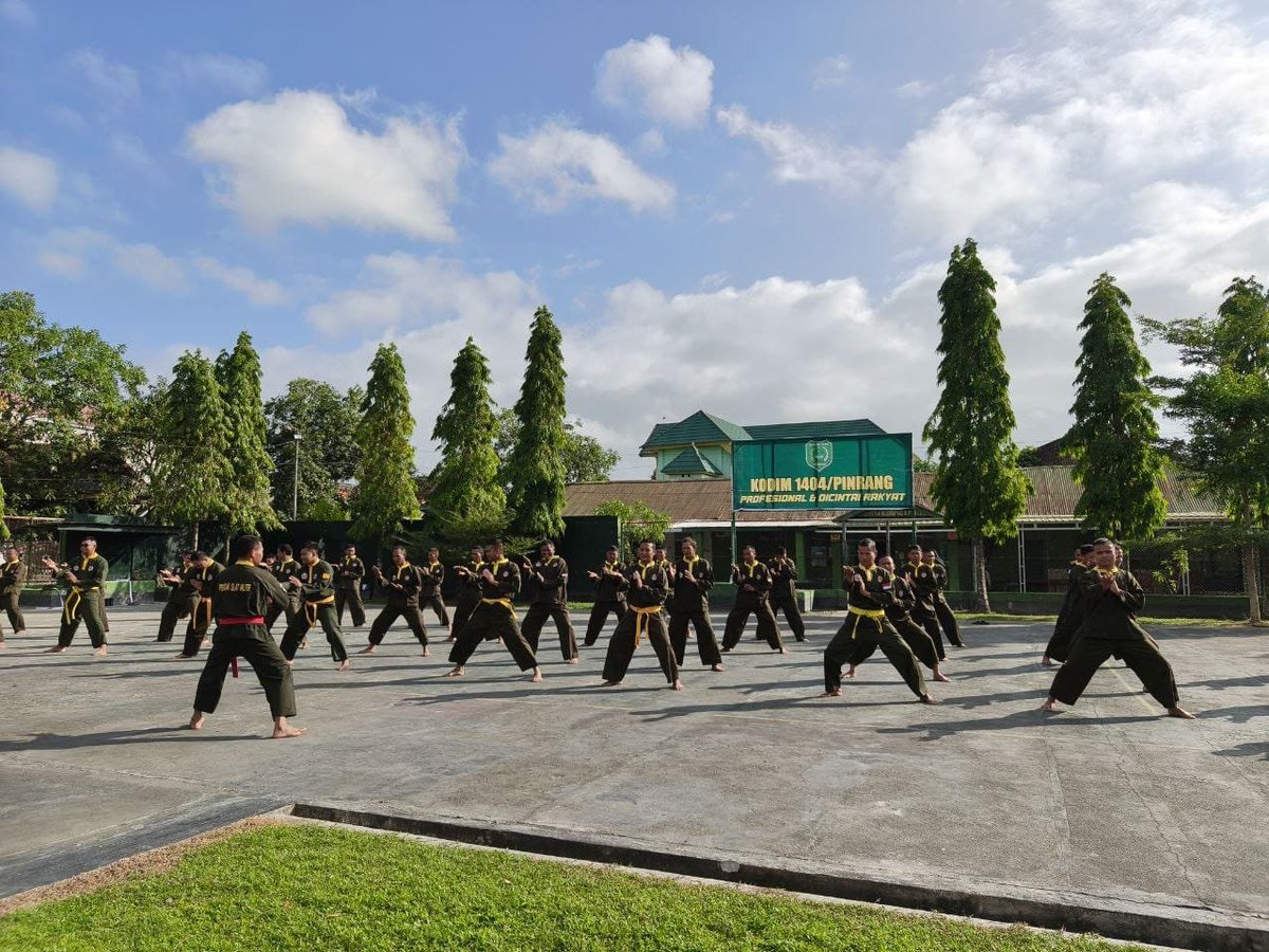KODIM__1404_PRG's tweet photo. Kodim 1404/Pinrang terus berkomitmen meningkatkan profesionalisme dan kemampuan prajurit melalui pelaksanaan latihan Pencak Silat Militer (PSM) secara rutin. Kegiatan tersebut berlangsung di Lapangan Makodim 1404/Pinrang, Jumat (25/09/2026). https://t.co/hTqOfrjDSN
