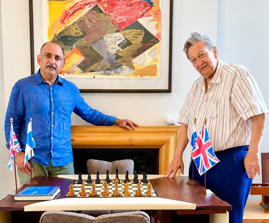 MRATTAHAQ's tweet photo. Another very special day with a truly special person in Britain, Sir Raymond Keene OBE, International Chess Grandmaster.

A wonderful day filled with friendship, history and chess. ♟️🇬🇧

#RaymondKeene #Chess #ChessGrandmaster #FidelCastro #AttaHaq https://t.co/SV0fsfj7kX