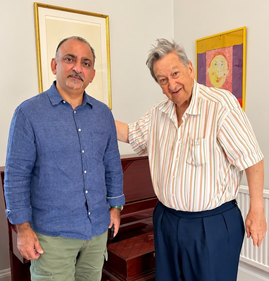 MRATTAHAQ's tweet photo. Another very special day with a truly special person in Britain, Sir Raymond Keene OBE, International Chess Grandmaster.

A wonderful day filled with friendship, history and chess. ♟️🇬🇧

#RaymondKeene #Chess #ChessGrandmaster #FidelCastro #AttaHaq https://t.co/SV0fsfj7kX