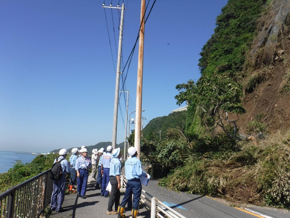 mlit_chibakoku's tweet photo. 国道127号富津市金谷地先で発生した斜面崩壊について、9月24日に国土技術政策総合研究所及び土木研究所による現地調査を実施しました。調査結果を踏まえ、今後の応急復旧方針が示されました。１日も早い復旧に向けて、引き続き全力で対応を進めて参ります。 #富津市 #国道127号 #台風25号 https://t.co/AFIPcCq8jZ