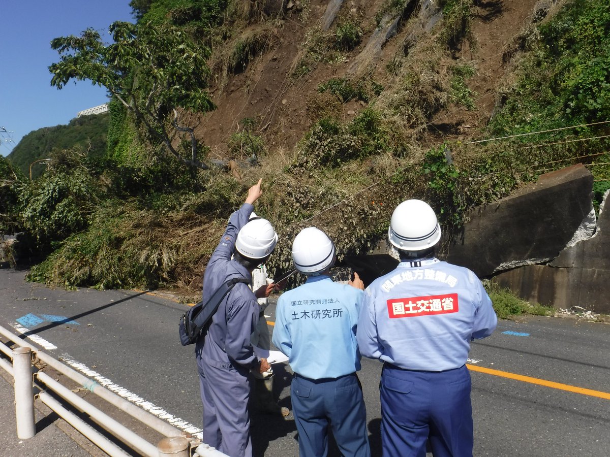 mlit_chibakoku's tweet photo. 国道127号富津市金谷地先で発生した斜面崩壊について、9月24日に国土技術政策総合研究所及び土木研究所による現地調査を実施しました。調査結果を踏まえ、今後の応急復旧方針が示されました。１日も早い復旧に向けて、引き続き全力で対応を進めて参ります。 #富津市 #国道127号 #台風25号 https://t.co/AFIPcCq8jZ