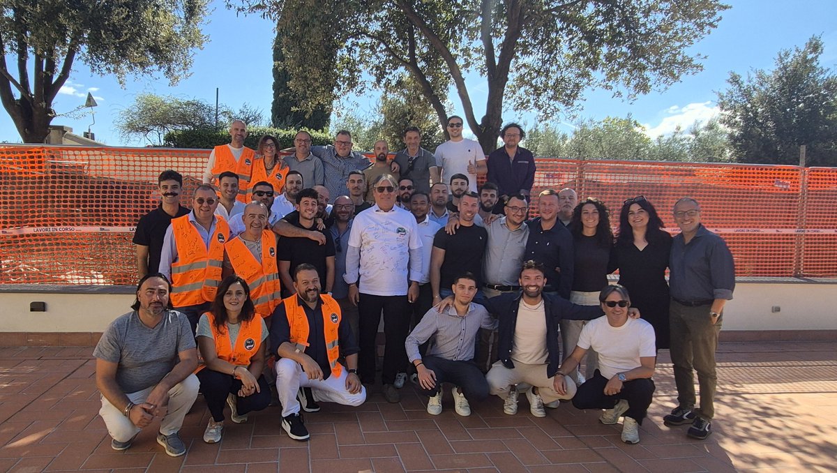 FilcaCisl's tweet photo. Il segretario generale Ottavio De Luca ha chiuso il Corso Nuovi Dirigenti 2025/2026, al Centro Studi Cisl di Firenze. 

"La #formazione- ha detto ai 28 giovani corsisti provenienti da tutta Italia - resta uno dei pilastri più importanti dell'azione sindacale della Federazione. Il sindacato ha bisogno di #giovani affamati di giustizia sociale, #sicurezza sul lavoro, partecipazione. Il #LibroVerde della #Cisl - ha spiegato - ha il merito di aprire una sfida decisiva per il futuro del Paese, dando ruolo e protagonismo ai giovani".