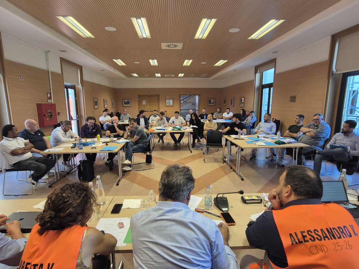 FilcaCisl's tweet photo. Il segretario generale Ottavio De Luca ha chiuso il Corso Nuovi Dirigenti 2025/2026, al Centro Studi Cisl di Firenze. 

"La #formazione- ha detto ai 28 giovani corsisti provenienti da tutta Italia - resta uno dei pilastri più importanti dell'azione sindacale della Federazione. Il sindacato ha bisogno di #giovani affamati di giustizia sociale, #sicurezza sul lavoro, partecipazione. Il #LibroVerde della #Cisl - ha spiegato - ha il merito di aprire una sfida decisiva per il futuro del Paese, dando ruolo e protagonismo ai giovani".
