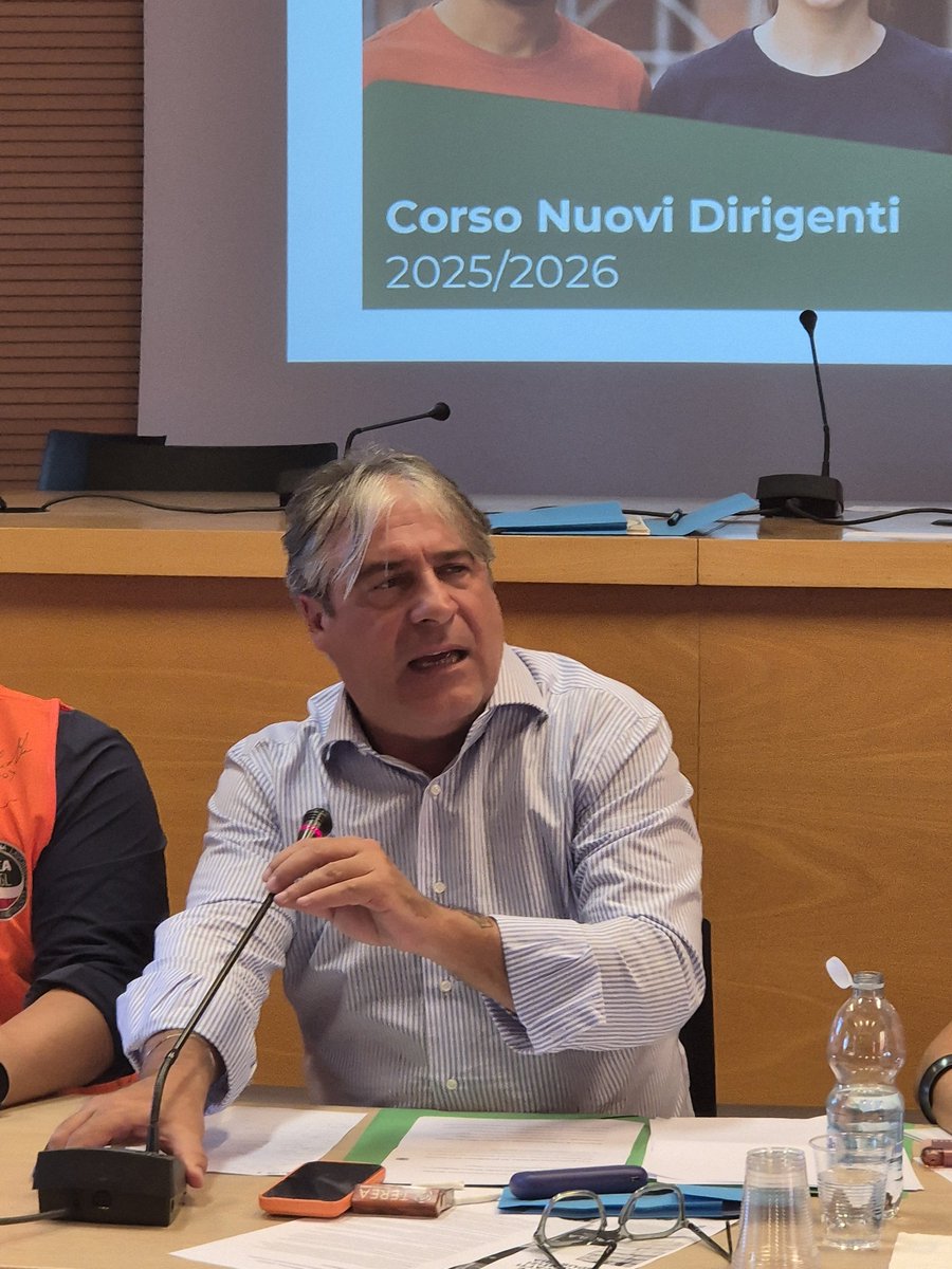 FilcaCisl's tweet photo. Il segretario generale Ottavio De Luca ha chiuso il Corso Nuovi Dirigenti 2025/2026, al Centro Studi Cisl di Firenze. 

"La #formazione- ha detto ai 28 giovani corsisti provenienti da tutta Italia - resta uno dei pilastri più importanti dell'azione sindacale della Federazione. Il sindacato ha bisogno di #giovani affamati di giustizia sociale, #sicurezza sul lavoro, partecipazione. Il #LibroVerde della #Cisl - ha spiegato - ha il merito di aprire una sfida decisiva per il futuro del Paese, dando ruolo e protagonismo ai giovani".