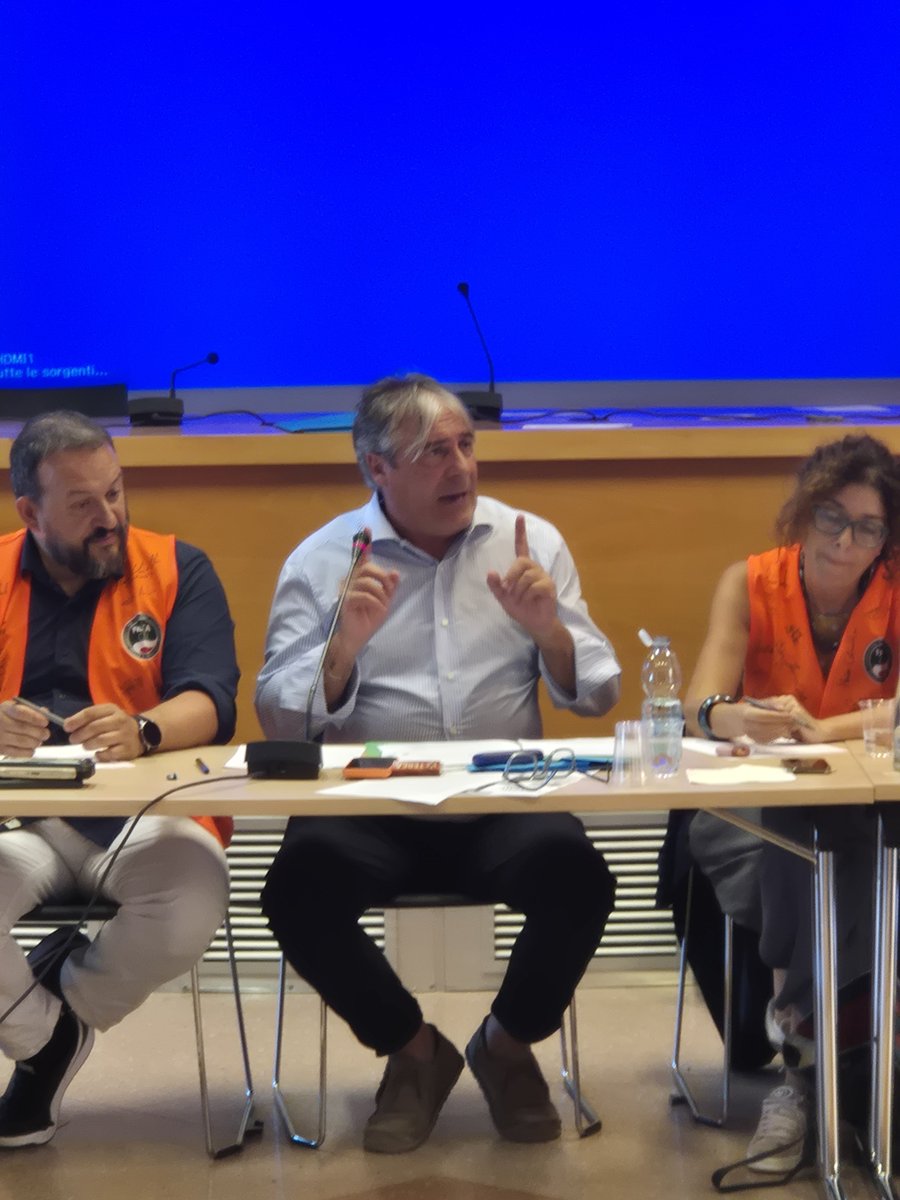 FilcaCisl's tweet photo. Il segretario generale Ottavio De Luca ha chiuso il Corso Nuovi Dirigenti 2025/2026, al Centro Studi Cisl di Firenze. 

"La #formazione- ha detto ai 28 giovani corsisti provenienti da tutta Italia - resta uno dei pilastri più importanti dell'azione sindacale della Federazione. Il sindacato ha bisogno di #giovani affamati di giustizia sociale, #sicurezza sul lavoro, partecipazione. Il #LibroVerde della #Cisl - ha spiegato - ha il merito di aprire una sfida decisiva per il futuro del Paese, dando ruolo e protagonismo ai giovani".