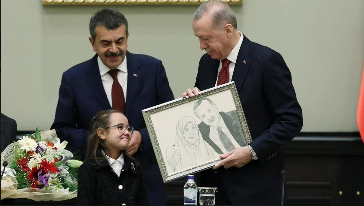 ozdnkcr's tweet photo. Öğretmenin ailesinden kopmadan görev yapması en büyük temennimiz. #AyrılığaSONverMEB Protokoldeki aile birliği uygulamaları öğretmenlere de eşit olsun; ayrıcalık değil eşitlik istiyoruz. @RTErdogan @eczozgurozel @vekilince @erbakanfatih @umitozdag @yavuzagiraliog https://t.co/mnV0KJYQ2Z
