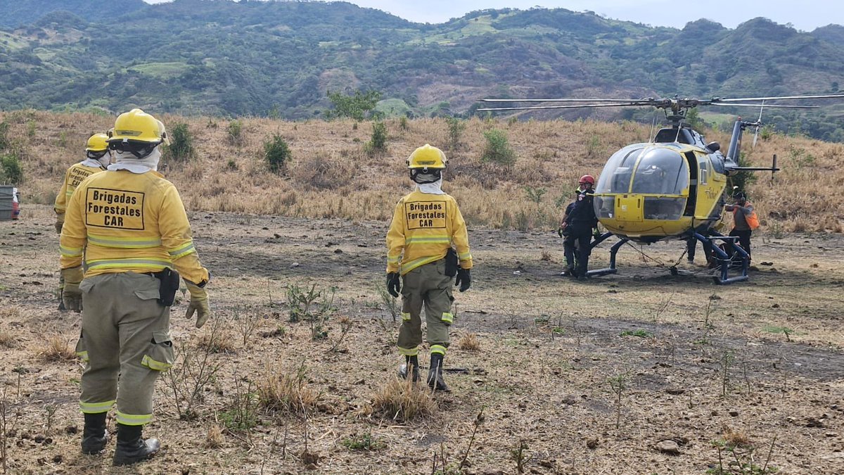 Alfred_Balle's tweet photo. En la @CAR_Cundi fortalecemos nuestra respuesta contra los incendios forestales en Cundinamarca: el helicóptero financiado por la Corporación en alianza con la @CundinamarcaGob y equipado con Bambi Bucket ha realizado 368 descargas de precisión y desplegado más de 37.950 galones de agua en siete municipios, desde que entró en operación. 

En tierra, las brigadas forestales han intervenido 22 emergencias críticas en los últimos dos meses. 

La prevención también es tarea de todos: cualquier quema abierta o actividad que pueda generar un incendio debe ser denunciada de inmediato.