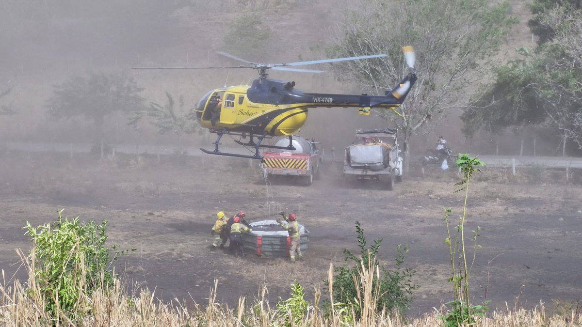 Alfred_Balle's tweet photo. En la @CAR_Cundi fortalecemos nuestra respuesta contra los incendios forestales en Cundinamarca: el helicóptero financiado por la Corporación en alianza con la @CundinamarcaGob y equipado con Bambi Bucket ha realizado 368 descargas de precisión y desplegado más de 37.950 galones de agua en siete municipios, desde que entró en operación. 

En tierra, las brigadas forestales han intervenido 22 emergencias críticas en los últimos dos meses. 

La prevención también es tarea de todos: cualquier quema abierta o actividad que pueda generar un incendio debe ser denunciada de inmediato.