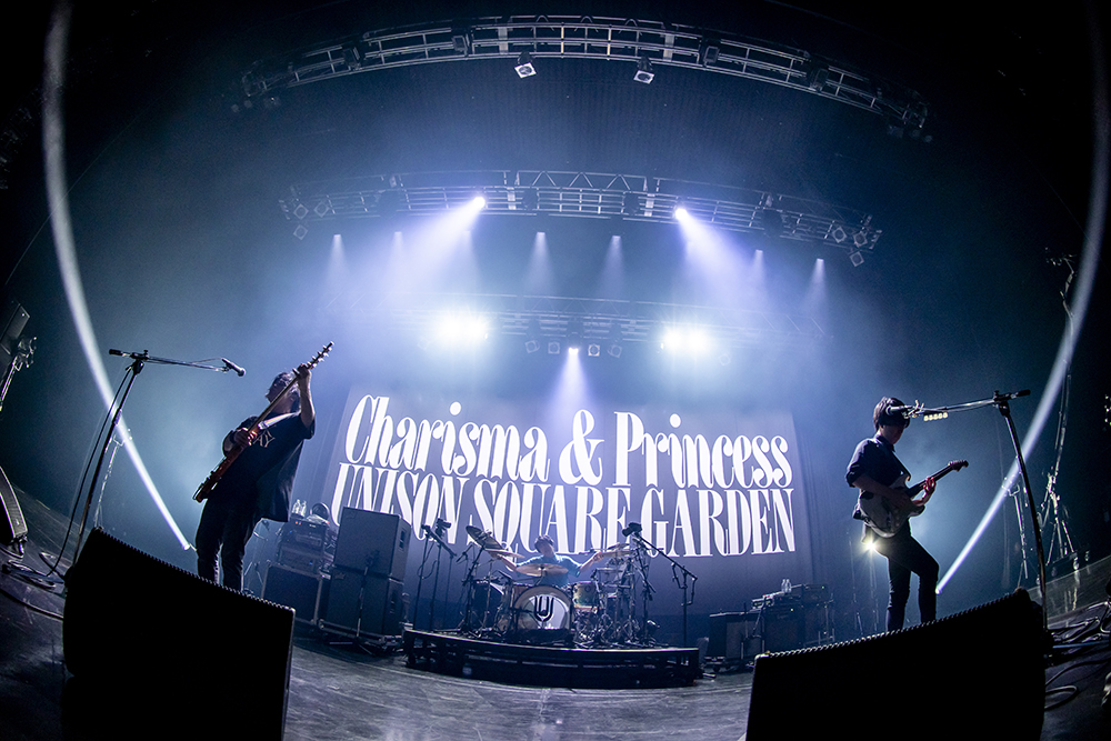USGinfo's tweet photo. 『UNISON SQUARE GARDEN TOUR 2025 ｢Charisma &amp; Princess｣ at KT Zepp Yokohama 2025.02.13』
ジャケット&amp;購入者特典絵柄解禁！

LIVE CDには同会場で前日に開催したKT Zepp Yokohama Day1公演のライブ音源を収録。
▼詳細
https://t.co/DmkcPuyqYd

▼ご予約
https://t.co/WuMJ7qkzVK https://t.co/biBMEnQ8tU