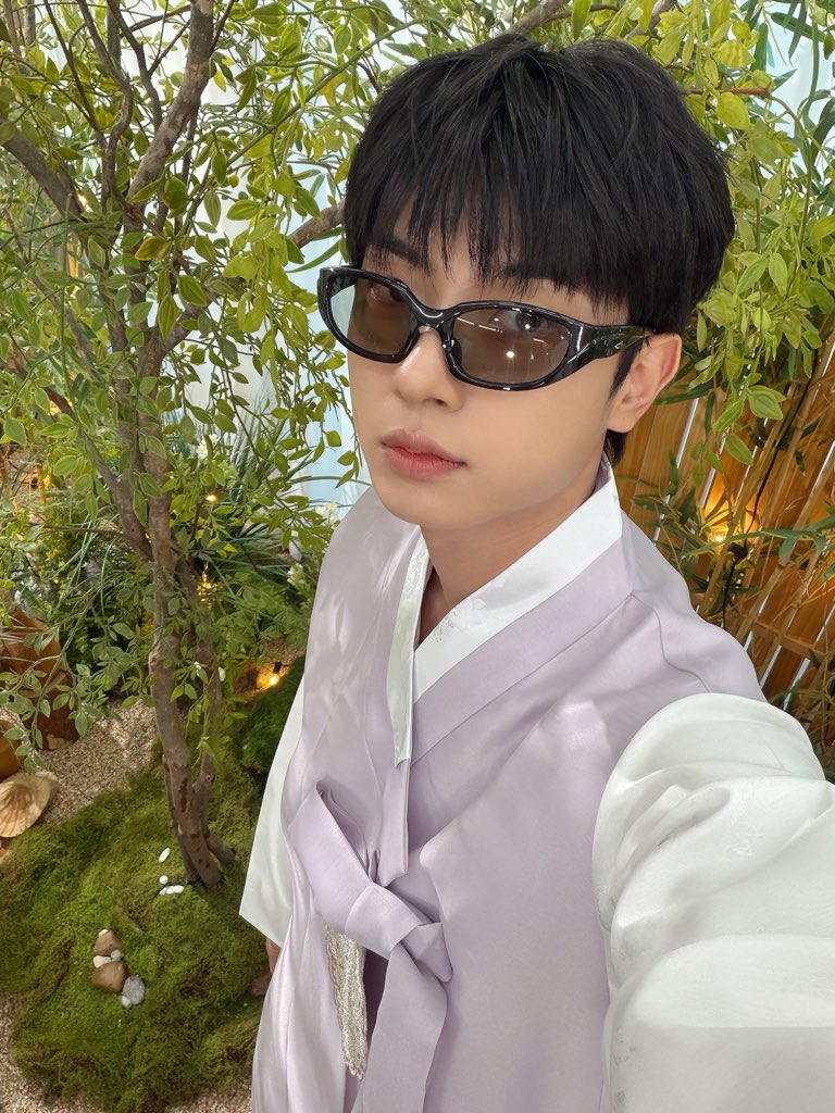 loue_o's tweet photo. 다래끼난거 티도안나 아니졸귀스티커로 가린거뭐야 https://t.co/MNSu4fmjoz