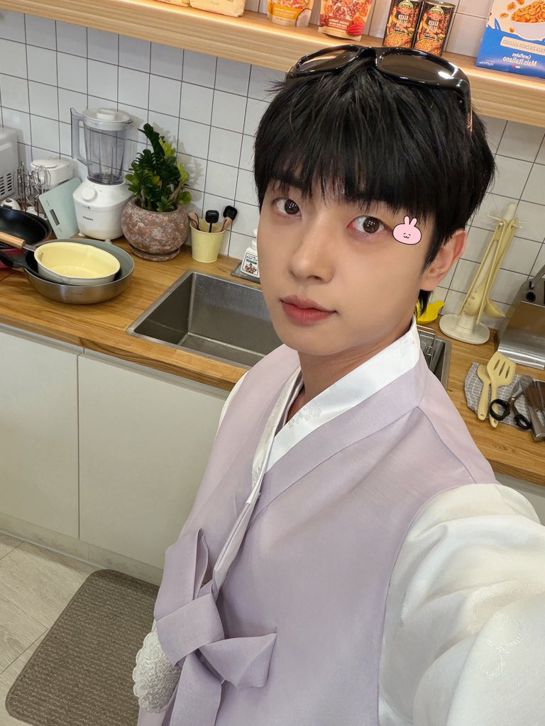 loue_o's tweet photo. 다래끼난거 티도안나 아니졸귀스티커로 가린거뭐야 https://t.co/MNSu4fmjoz