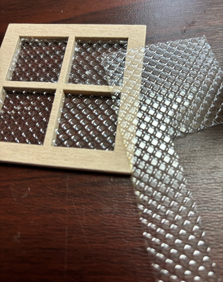 himetibiti's tweet photo. このプラ破片、お菓子のケースだったと思うけど何のお菓子だったか…ﾐﾆﾁｭｱの🪟ガラスがいい感じになるんだよ…何のお菓子だったかなー〜？？？ https://t.co/3SGZT2syDs
