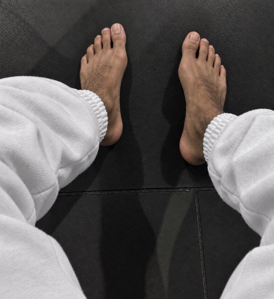 AAlphaLiamm's tweet photo. Soumis à mes pieds ! 
Vénérez ces pieds et adorez-moi ! https://t.co/7YIAB6gjn6