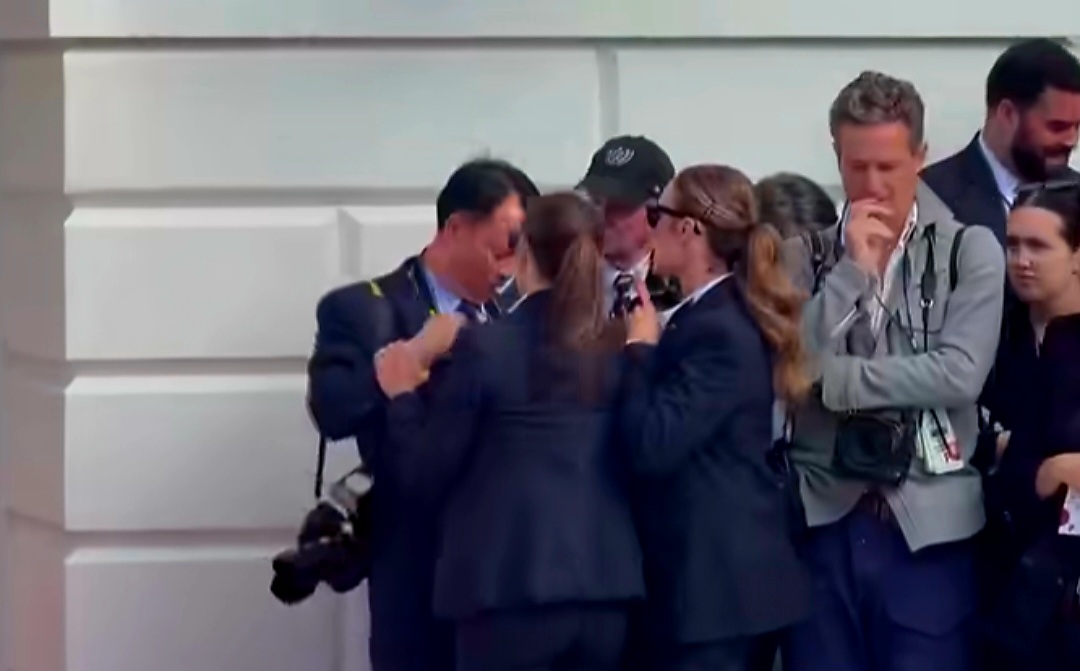 Daily__Front's tweet photo. JUST IN 🚨  : A heated argument broke out between Chinese journalists and US Secret Service agents regarding the designated reporting area outside the White House. The incident occurred while Chinese President Xi Jinping was on an official visit to the US, and the journalists were present to cover the tour.