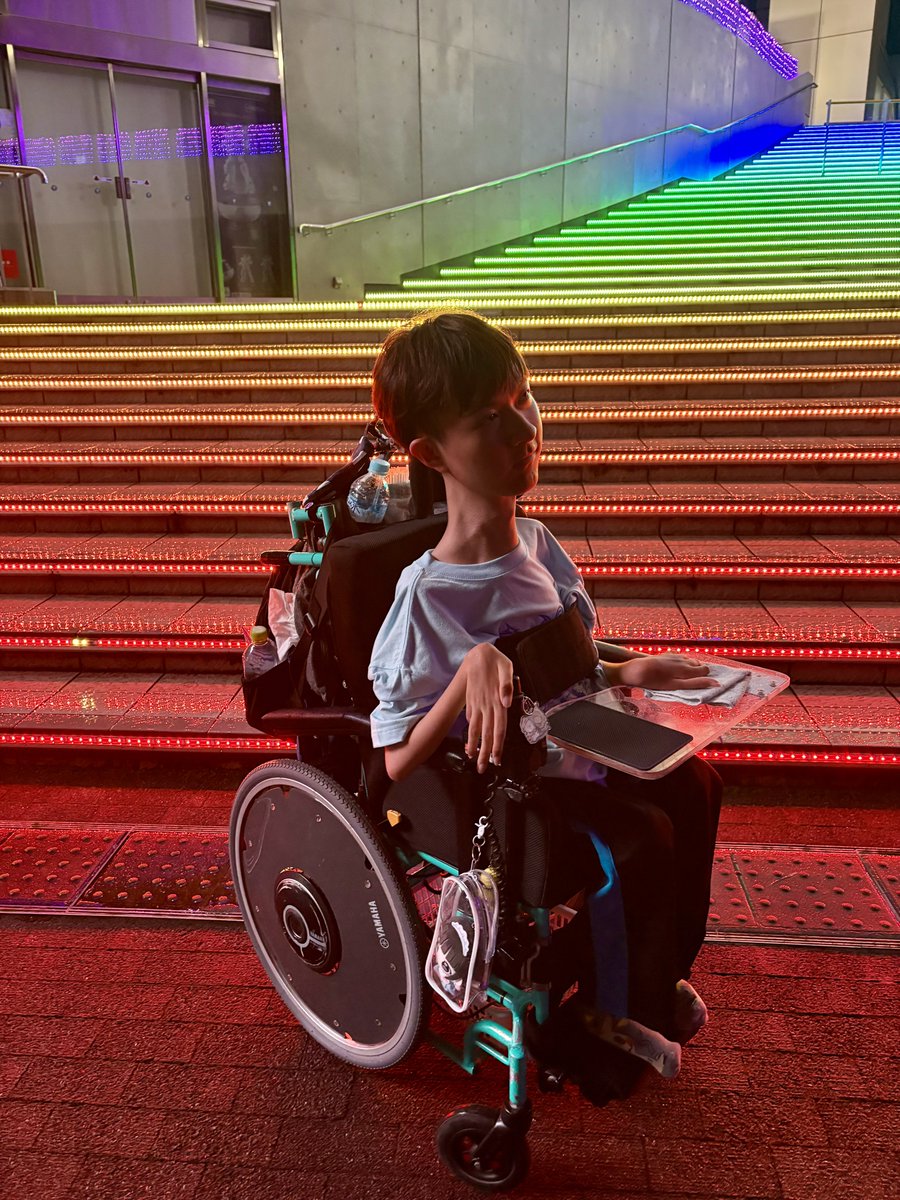 Manato_200373's tweet photo. 障がいがあるだけで
「下の人間」になるわけじゃない

23年間 障がい者として生きてきて
明らかに見下されてると感じる
言葉や態度を受けたこともある

たしかに
人よりできないことも多いし
苦手なこともある

でも

好きなことを楽しんだり
仕事を頑張ったり
やってみたいことに挑戦したり

俺もみんなと同じように
いろんなことを考えながら生きてる

障がい者である前に
俺も一人の人間です

そんな当たり前のことを
これからも自分の言葉で伝えていきたい♿️🍨