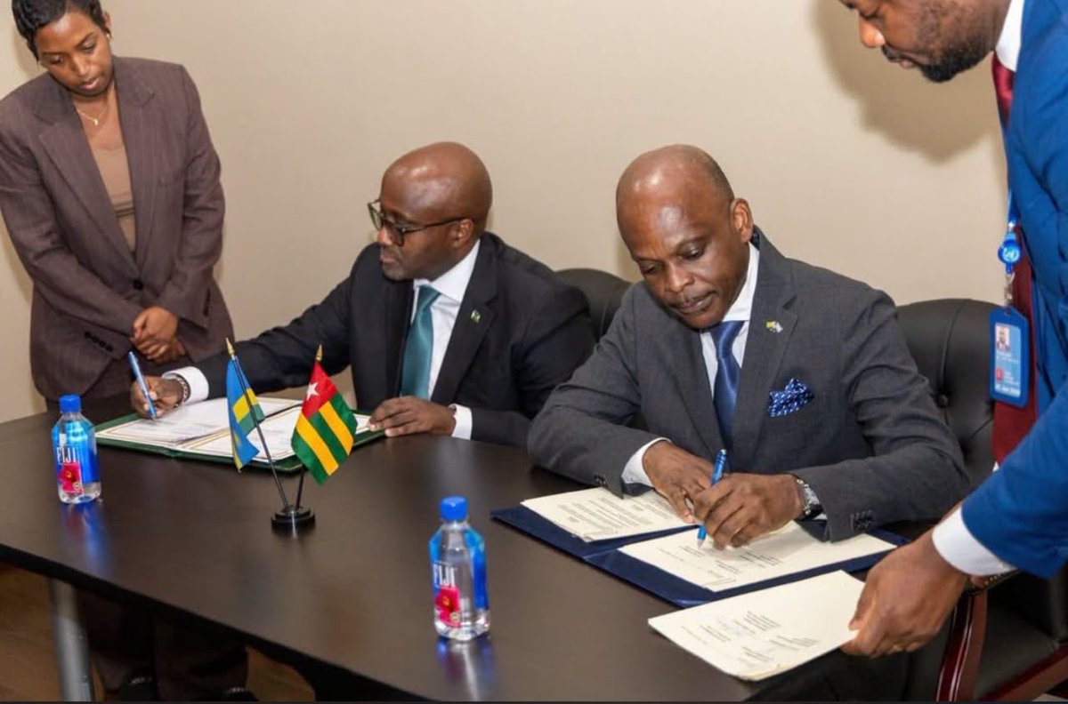 StanissVanilla's tweet photo. Togo 🇹🇬 &amp; Rwanda 🇷🇼 renforcent leur partenariat à New York (#UNGA81)
Robert Dussey et Olivier Nduhungirehe ont signé 3 accords : consultations politiques, Commission mixte &amp; Accord-cadre de coopération
Nouvelle étape pour intensifier les liens bilatéraux
#Togo #Rwanda #Diplomatie https://t.co/nye2wrUf5B