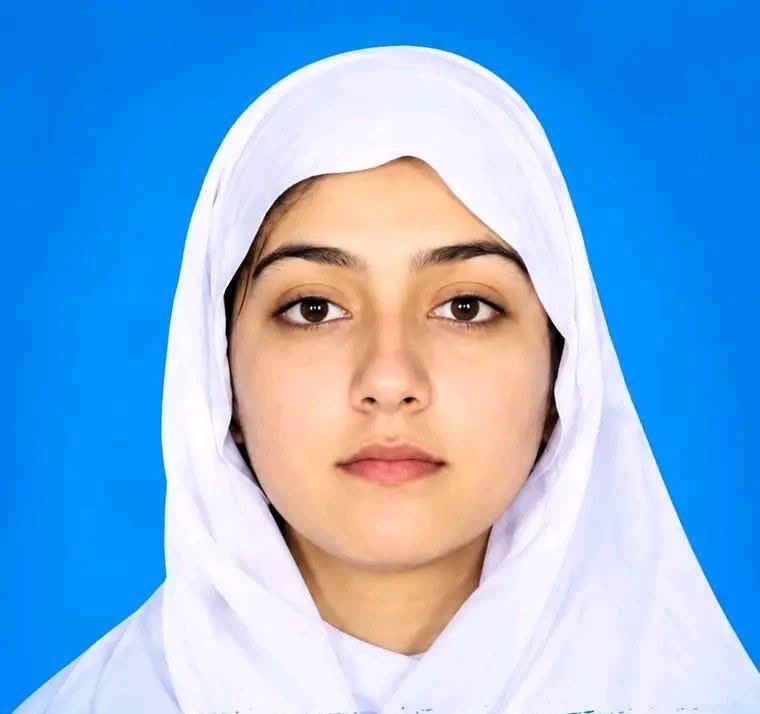 Saminakhan4000's tweet photo. ایک اور امتحان میں لڑکیوں نے میدان مار لیا۔

ایم ڈی کیٹ کے امتحان میں حادیہ طارق نے رکارڈ بنا دیا۔

180 میں سے 178 نمبر لے کر پہلی پوزیشن حاصل کر لی

ماشاءاللہ کہہ کر شیئر کر دیں ۔ https://t.co/iXEFElZ1o2