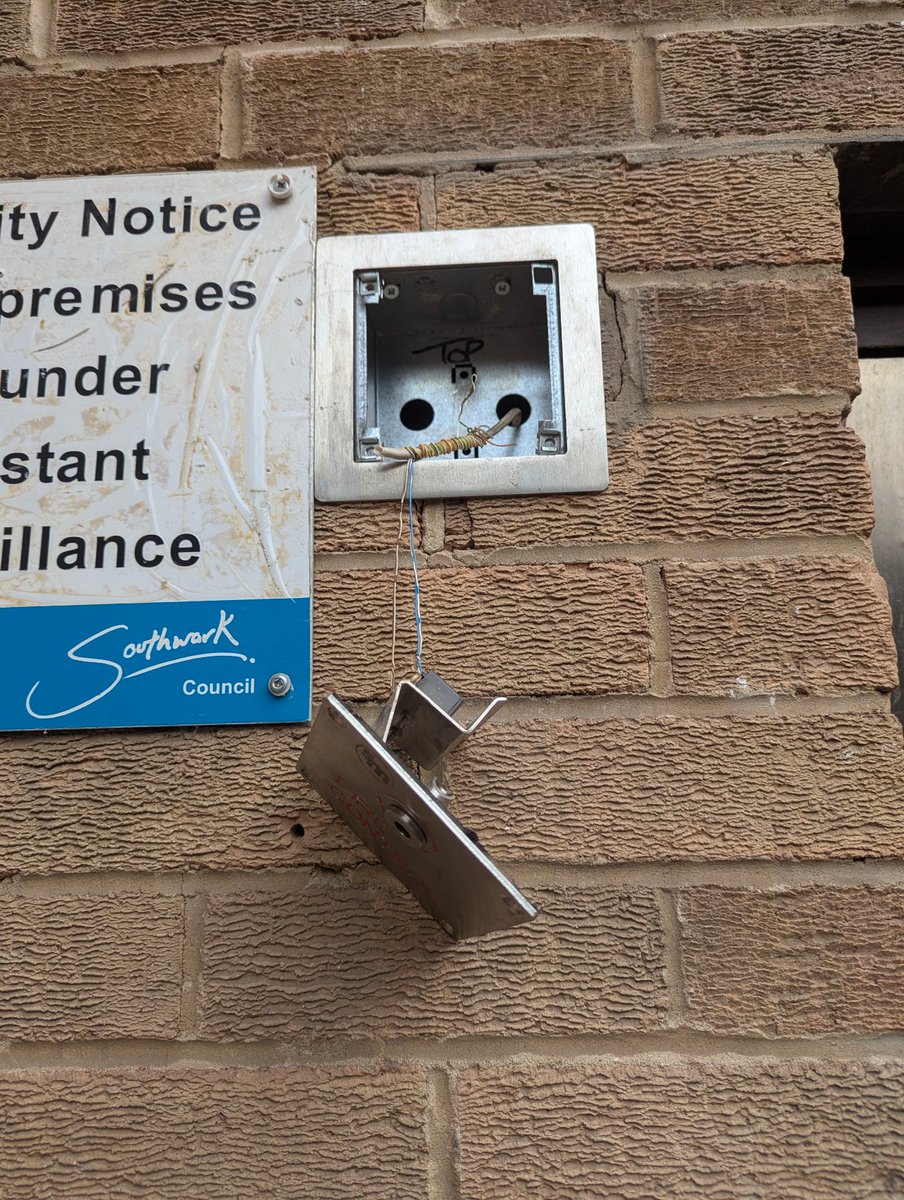 PerronetRepairs's tweet photo. Entry phone drop key vandalised again at #Perronet House - reported to @lb_southwark #Housing ref  11829105/1 Classed as emergency https://t.co/TCXs4IXeED