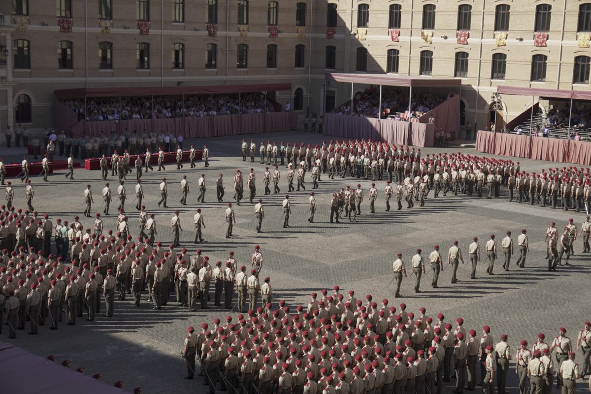 MADOC_ET's tweet photo. La #AGM_ET celebra el acto de nombramientos de galonistas y de entrega de sables de oficial a los alumnos de primero. Así, se reconoce su esfuerzo y se afianza el hermanamiento entre promociones. Los nuevos cadetes se adentran en una vida ligada a los valores del @EjercitoTierra https://t.co/ymFWbfnUzQ