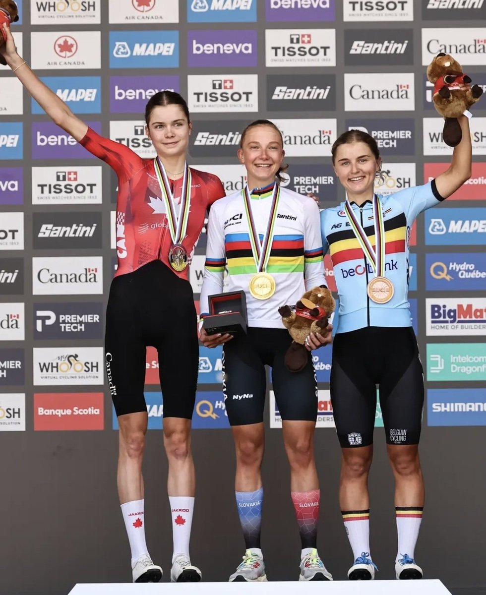 iincycling's tweet photo. 🌈 MUNDIAIS | SUB-23 FEMININAS

🇸🇰 Viktória Chladoňová é campeã do mundo! 🏆

A eslovaca venceu a prova de fundo Sub-23 em Montreal, batendo Isabella Holmgren 🇨🇦 num sprint a dois.

🥇 Chladoňová 🇸🇰 — 3:49:10
🥈 Holmgren 🇨🇦 — mt
🥉 Fleur Moors 🇧🇪 — +33s

#Montréal2026 #Cycling https://t.co/JGlsPsWGtd