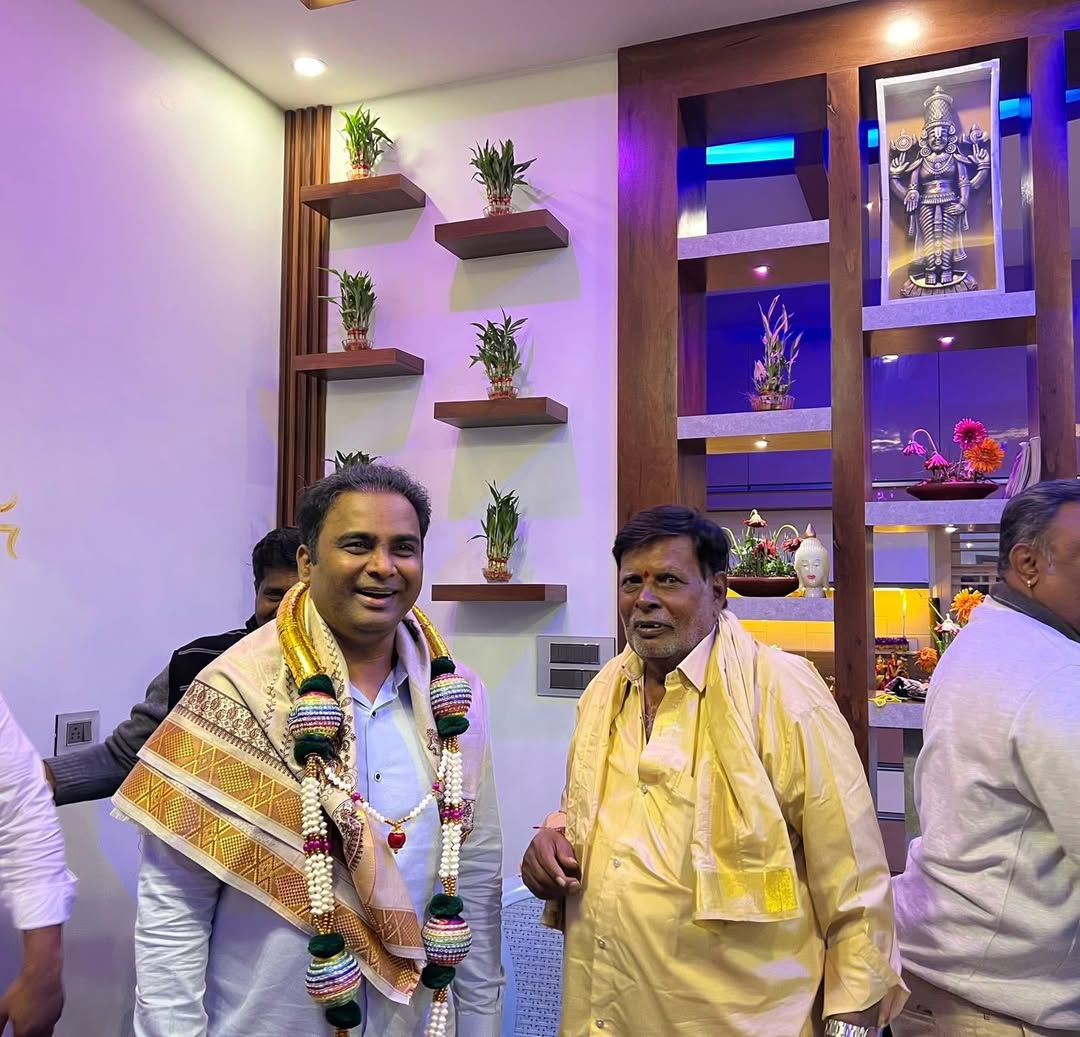 JonathanMalqriw's tweet photo. ಇಂದು ಕುಡಿಯನೂರು ಗ್ರಾಮದ ಮುಖಂಡ ರಾಮಚಂದ್ರಣ್ಣ ಅವರ ಗೃಹಪ್ರ��ೇಶ ಕಾರ್ಯಕ್ರಮದಲ್ಲಿ ಭಾಗವಹಿಸಿ ಶುಭ ಹಾರೈಸಲಾಯಿತು. માલೂರು https://t.co/HX394xgo5d