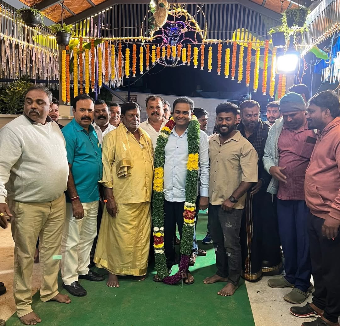JonathanMalqriw's tweet photo. ಇಂದು ಕುಡಿಯನೂರು ಗ್ರಾಮದ ಮುಖಂಡ ರಾಮಚಂದ್ರಣ್ಣ ಅವರ ಗೃಹಪ್ರ��ೇಶ ಕಾರ್ಯಕ್ರಮದಲ್ಲಿ ಭಾಗವಹಿಸಿ ಶುಭ ಹಾರೈಸಲಾಯಿತು. માલೂರು https://t.co/HX394xgo5d