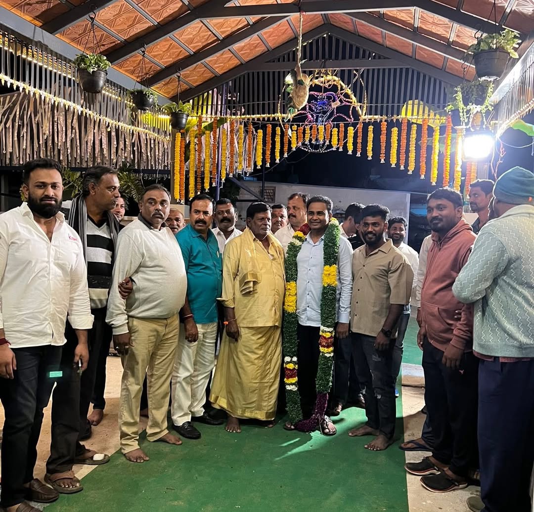 JonathanMalqriw's tweet photo. ಇಂದು ಕುಡಿಯನೂರು ಗ್ರಾಮದ ಮುಖಂಡ ರಾಮಚಂದ್ರಣ್ಣ ಅವರ ಗೃಹಪ್ರ��ೇಶ ಕಾರ್ಯಕ್ರಮದಲ್ಲಿ ಭಾಗವಹಿಸಿ ಶುಭ ಹಾರೈಸಲಾಯಿತು. માલೂರು https://t.co/HX394xgo5d