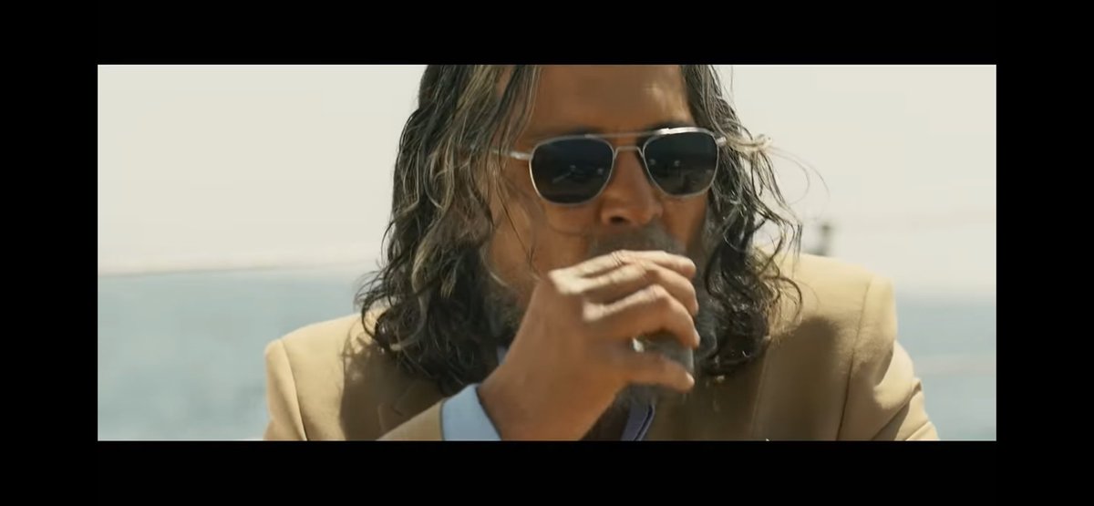 RRds000's tweet photo. 記憶では、ジョニーが映画の中でこのタイプのAviatorをかけているのは、
One upon a time in mexicoだけだったような、、、

ジョニーのプライベート愛用品が劇中に登場すると嬉しい😆✨ https://t.co/kTCjWNjK44