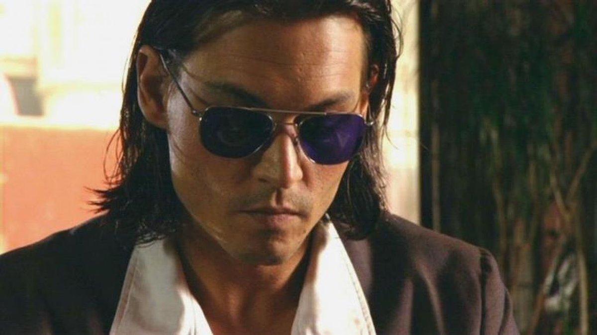 RRds000's tweet photo. 記憶では、ジョニーが映画の中でこのタイプのAviatorをかけているのは、
One upon a time in mexicoだけだったような、、、

ジョニーのプライベート愛用品が劇中に登場すると嬉しい😆✨ https://t.co/kTCjWNjK44