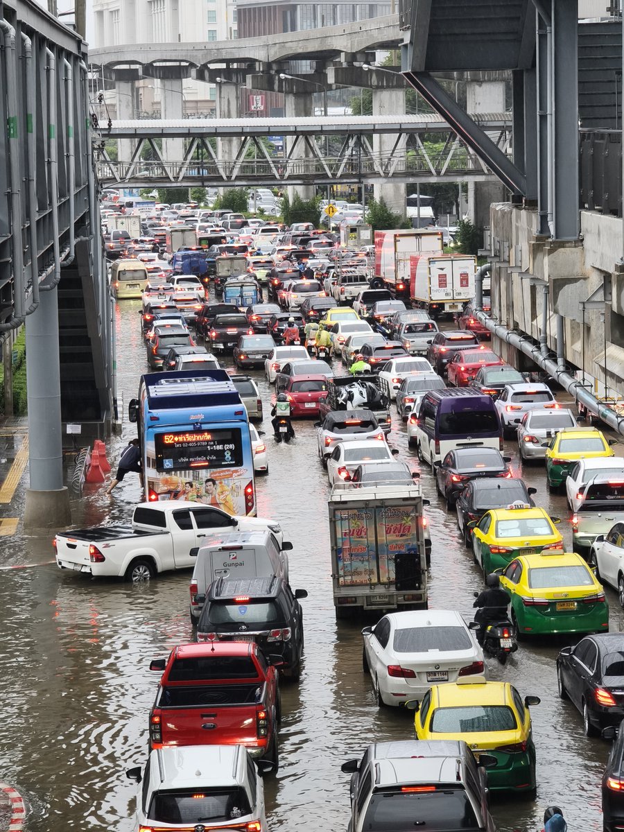 nuiparkpoom's tweet photo. @fm91trafficpro @js100radio 
ถ.แจ้งวัฒนะ หน้าNT 17.30 น https://t.co/Lp6cdxHdC6