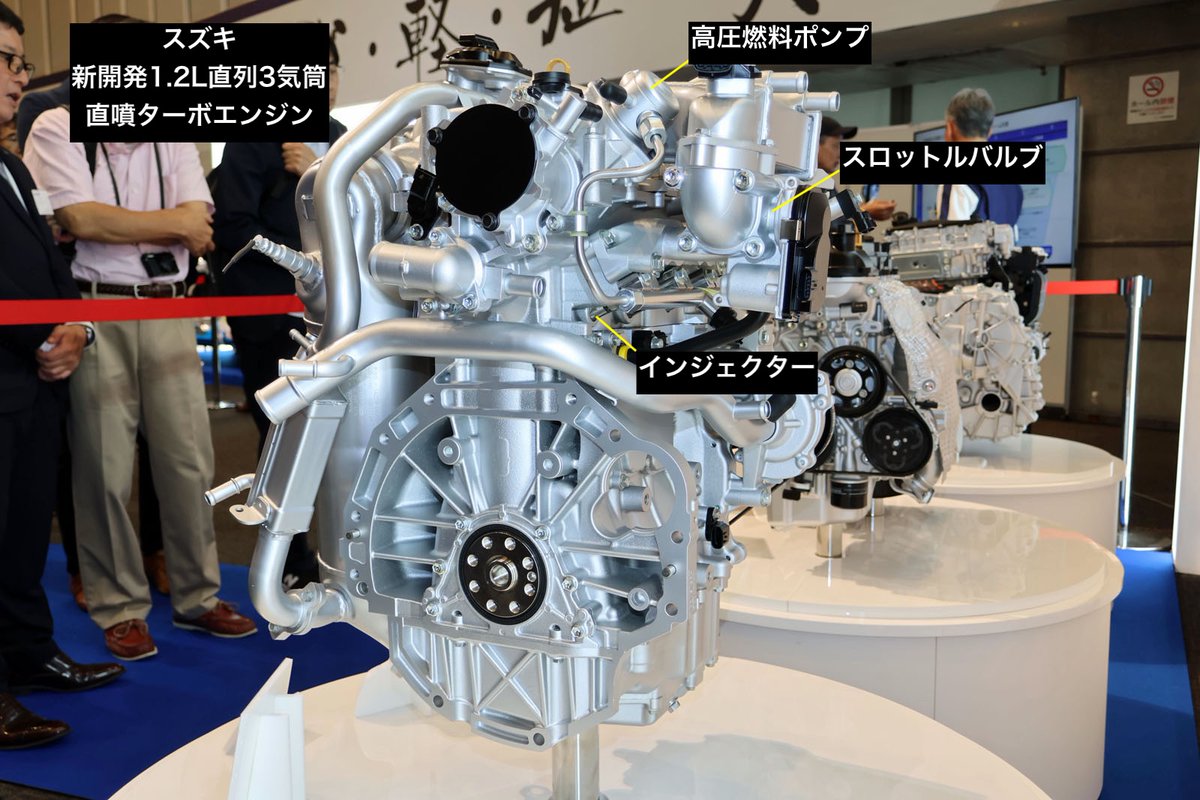 serakota's tweet photo. スズキは「技術戦略説明会」で新開発の1.2L直列3気筒直噴ターボエンジンを発表。最高出力93kW、最大トルク230Nm。熱効率40％超。ミラーサイクル、高タンブル＆ロングストロークによる高速燃焼（λ＝1）などの効率向上アイテムを適用。吸排VVT（油圧）。直噴インジェクターは吸気側サイドフィード。 https://t.co/tGQrvtkCjQ