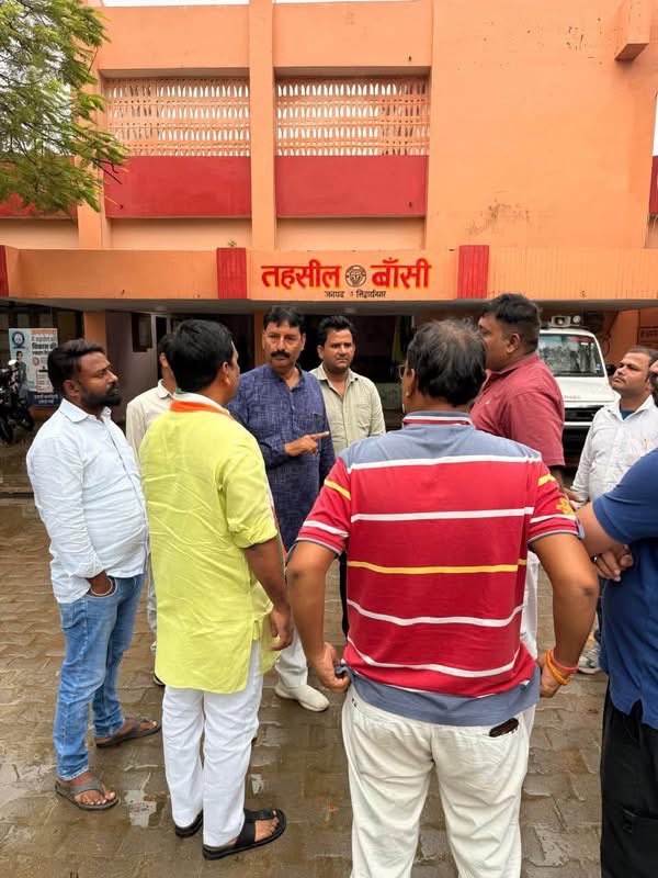 inchemantch's tweet photo. आज अपने विधानसभा बांसी में मुख्य चुनाव आयुक्त ज्ञानेश कुमार के वोट चोरी को लेकर एसडीएम बांसी को ज्ञापन दिया गया इस मौक़े पर कांग्रेस पार्टी के अभिनव राय जी, पप्पू खान जी, विक्की रिज़वी जी, राजन श्रीवास्तव जी, पंकज पाण्डेय जी, सतीश त्रिपाठी जी, सूर्यप्रकाश चौधरी जी https://t.co/daAjDA6Xho