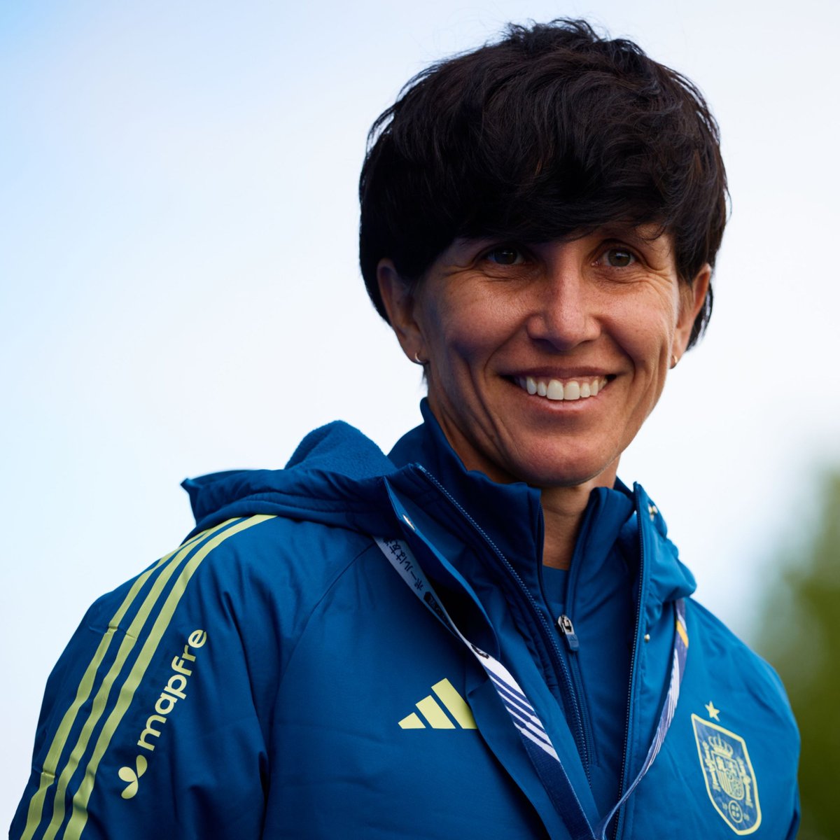 SEFutbolFem's tweet photo. 🔴 𝗢𝗙𝗜𝗖𝗜𝗔𝗟 | Sonia Bermúdez dará la lista de convocadas para los amistosos ante @USWNT el 𝗺𝗮𝗿𝘁𝗲𝘀 𝟮𝟵 𝗱𝗲 𝘀𝗲𝗽𝘁𝗶𝗲𝗺𝗯𝗿𝗲. 

👥 𝟭𝟭:𝟯𝟬 𝗵𝗼𝗿𝗮𝘀 | Anuncio en los canales de la @SEFutbolFem 
🎙 𝟭𝟮:𝟯𝟬 𝗵𝗼𝗿𝗮𝘀 | Rueda de prensa en el salón Villalonga 

🔗  https://t.co/rnOGnPJx9R 

#JugarLucharYGanar