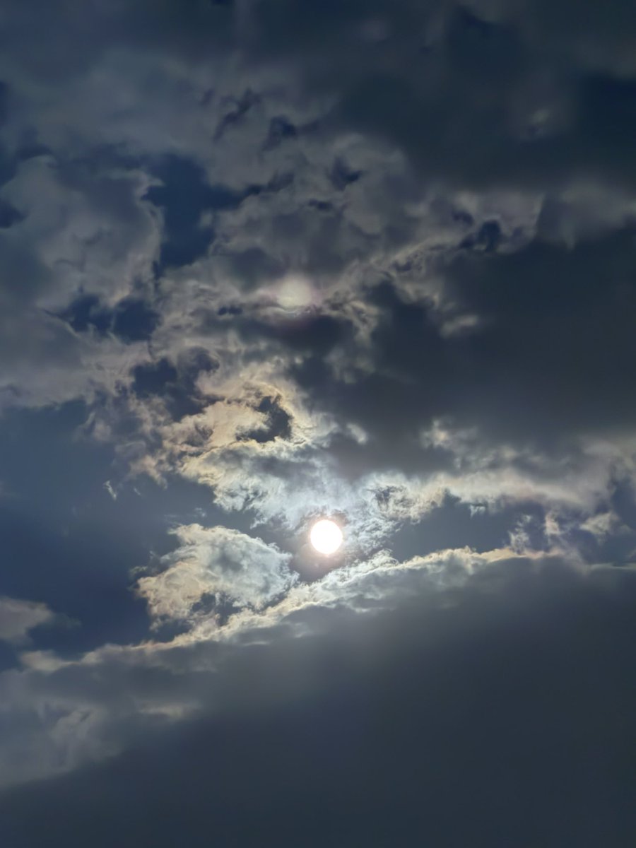 sunandmoonmk's tweet photo. こんばんは🌇
9月25日(金)🌕今夜は中秋の名月🎑

2枚目の写真は、夜さんぽしていたらお月様見れたのでパチリ📸✨月光浴💛
見れなかった方にも写真から癒しのパワーをお届けします🫶✨

今日は
“自分をいたわる夜”にしてみて。

\\今夜の開運アクション//

① あたたかい飲み物をゆっくり飲む🫖
スマホを置いて
お気に入りのお茶や白湯をひと口ずつ。
「今日もよく頑張った」と自分に言ってあげて。

② お風呂上がりに5分だけ丁寧にセルフケア💆
好きな香りのクリームを塗ったり、
首や肩をゆっくりほぐしたり。

まずは自分を雑に扱わないこと🧖‍♀️

今夜は
何かを叶えようと頑張らなくて大丈夫。

自分にやさしくする時間を🌕✨

#中秋の名月 #十五夜 #開運アクション #セルフケア