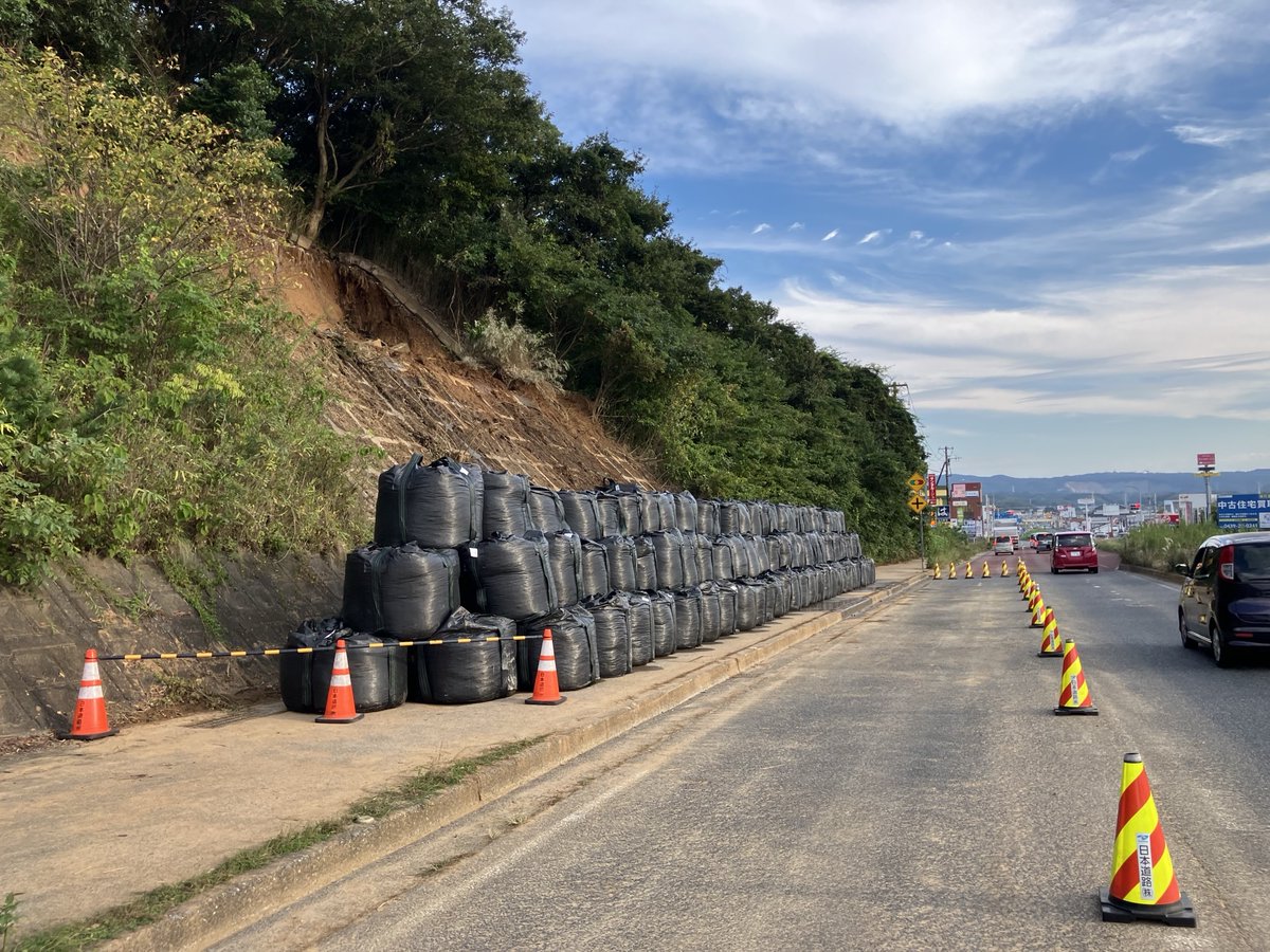 mlit_chibakoku's tweet photo. 国道127号（君津市北子安地先）では、応急復旧のため進めていた大型土のうの設置が完了しました。
今後は雨による影響を防ぐため、崩れた斜面やその周辺をブルーシートで覆い、雨水対策を行います。その後、安全を確認したうえで、2車線開放に向けた作業を進めていきます。#台風25号 https://t.co/7QZWsBSwcy