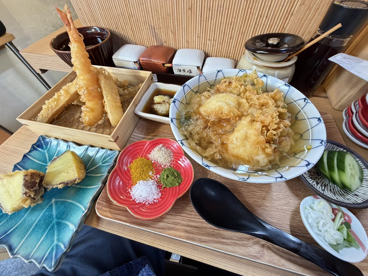 alohastyle1's tweet photo. 久々のリピです。今回は少し豪華にホタテ貝柱と芝海老の天ちゃ御膳2200円　揚げたて天ちゃはダシにジュワと漬け、別に天ぷらが出てきたのは4種類の塩と天つゆで大満足の天ぷら茶漬けです。気になる方は是非お試しアレ‼️
#AsakusaTencha 
#浅草天ちゃ
#浅草グルメ https://t.co/cWyWRfP9lI