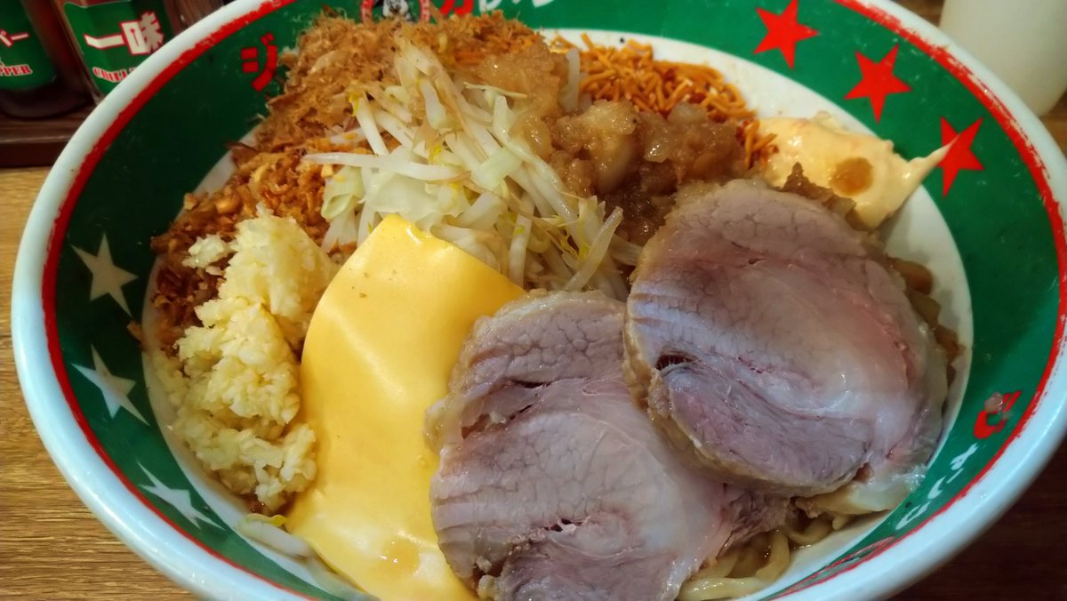 moni_manma's tweet photo. 2026年の十五夜チート飯
（中秋の名月でまぜそば倍盛り✌）
🌕️チャーシューを+１個✌
#ジャンクガレッジ https://t.co/jfLWcNMn9Q