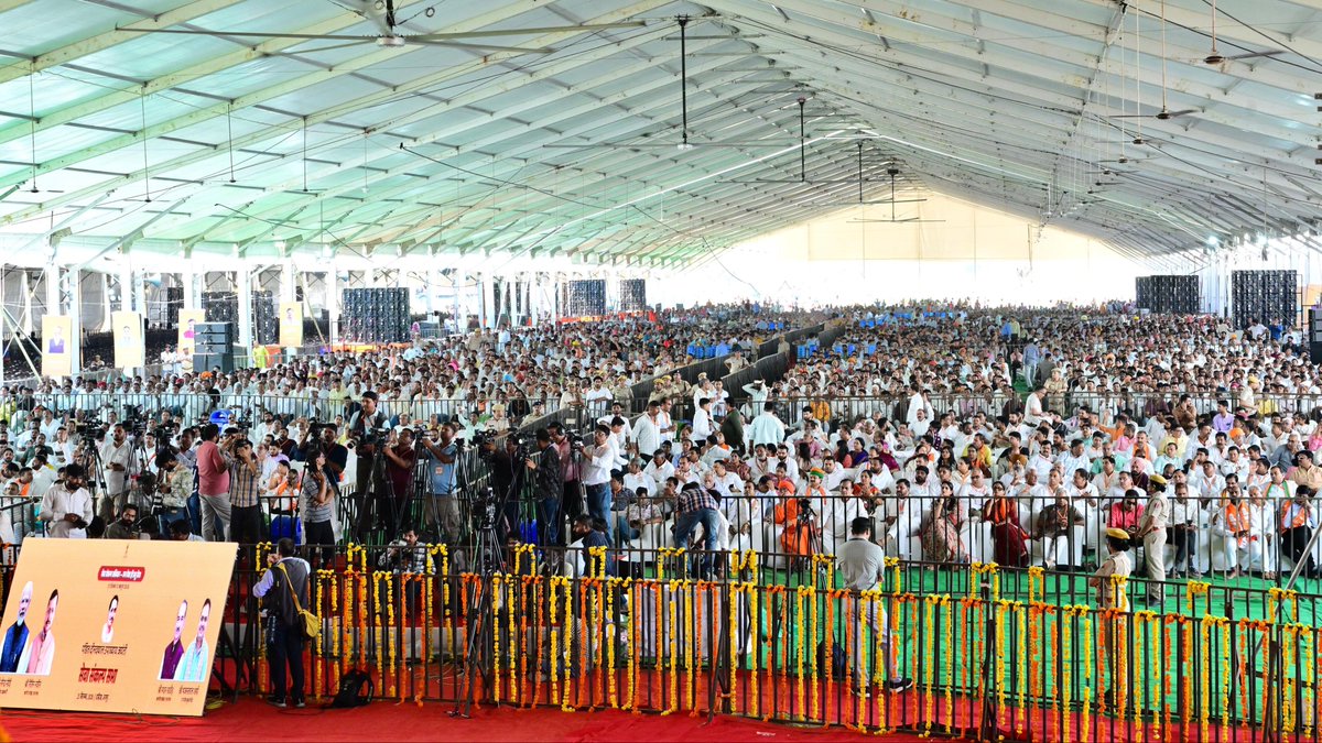 BhajanlalBjp's tweet photo. अंत्योदय के प्रणेता एवं भारतीय जनसंघ के संस्थापक सदस्य श्रद्धेय पंडित दीनदयाल उपाध्याय जी की जयंती तथा आदरणीय प्रधानमंत्री श्री @narendramodi जी के जनसेवा एवं सुशासन के 25 वर्षों की गौरवपूर्ण यात्रा के उपलक्ष्य में दादिया में आयोजित ‘सेवा संकल्प सभा’ में माननीय राष्ट्रीय अध्यक्ष श्री @NitinNabin जी के साथ सहभागिता की।

इस अवसर पर प्रदेश के विकास को गति देते हुए ₹2,636 करोड़ की लागत के 929 विकास कार्यों का लोकार्पण एवं शिलान्यास किया तथा विभिन्न जनकल्याणकारी योजनाओं के 36 लाख लाभार्थियों को ₹400 करोड़ की डीबीटी राशि हस्तांतरित की। साथ ही नगर निकाय चुनावों में ऐतिहासिक जनादेश प्राप्त करने वाले सभी पार्षदों, जनप्रतिनिधियों एवं कर्मठ कार्यकर्ताओं को बधाई दी तथा आगामी पंचायत चुनावों के लिए प्रचार रथ को हरी झंडी दिखाकर रवाना किया।

पंडित दीनदयाल उपाध्याय जी के अंत्योदय के विचारों से प्रेरणा लेकर हमारी सरकार प्रदेश के प्रत्येक वर्ग के विकास, सम्मान और कल्याण के लिए निरंतर प्रतिबद्धता के साथ कार्य कर रही है।

इस अवसर पर भाजपा राजस्थान के प्रदेश अध्यक्ष श्री @madanrrathore जी, उपमुख्यमंत्री श्रीमती @KumariDiya जी, उपमुख्यमंत्री श्री @DrPremBairwa जी सहित अन्य जनप्रतिनिधिगण एवं गणमान्यजन उपस्थित रहे।

#SevaSankalpAbhiyan