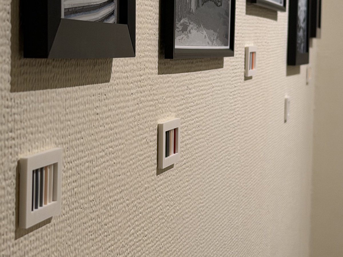 ysk1025's tweet photo. 作品の下に展示しているのは、使用した材料(フィラメントと呼ばれる紐状の樹脂)です。
このプレート自体も3Dプリントで、フィラメントを差し込むだけのお手軽仕様で設計。
3Dプリンターを知らない方にどんな材料を使っているのかも伝えられる、良い形態になりました。
#LayersofPerspective https://t.co/TmgqbjZtvT