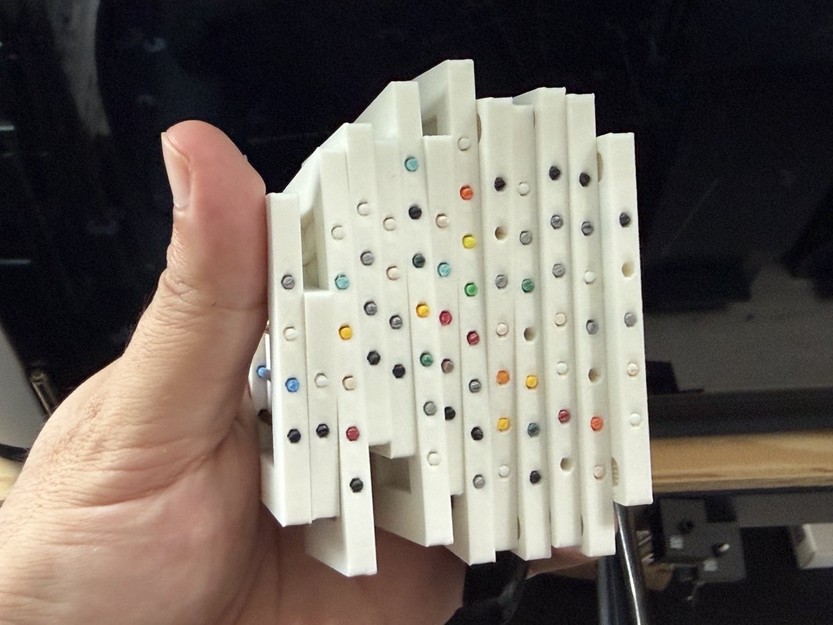 ysk1025's tweet photo. 作品の下に展示しているのは、使用した材料(フィラメントと呼ばれる紐状の樹脂)です。
このプレート自体も3Dプリントで、フィラメントを差し込むだけのお手軽仕様で設計。
3Dプリンターを知らない方にどんな材料を使っているのかも伝えられる、良い形態になりました。
#LayersofPerspective https://t.co/TmgqbjZtvT