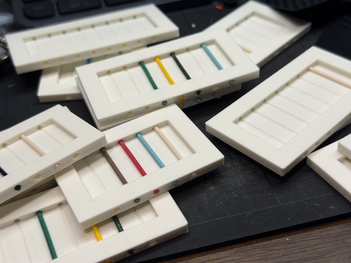 ysk1025's tweet photo. 作品の下に展示しているのは、使用した材料(フィラメントと呼ばれる紐状の樹脂)です。
このプレート自体も3Dプリントで、フィラメントを差し込むだけのお手軽仕様で設計。
3Dプリンターを知らない方にどんな材料を使っているのかも伝えられる、良い形態になりました。
#LayersofPerspective https://t.co/TmgqbjZtvT