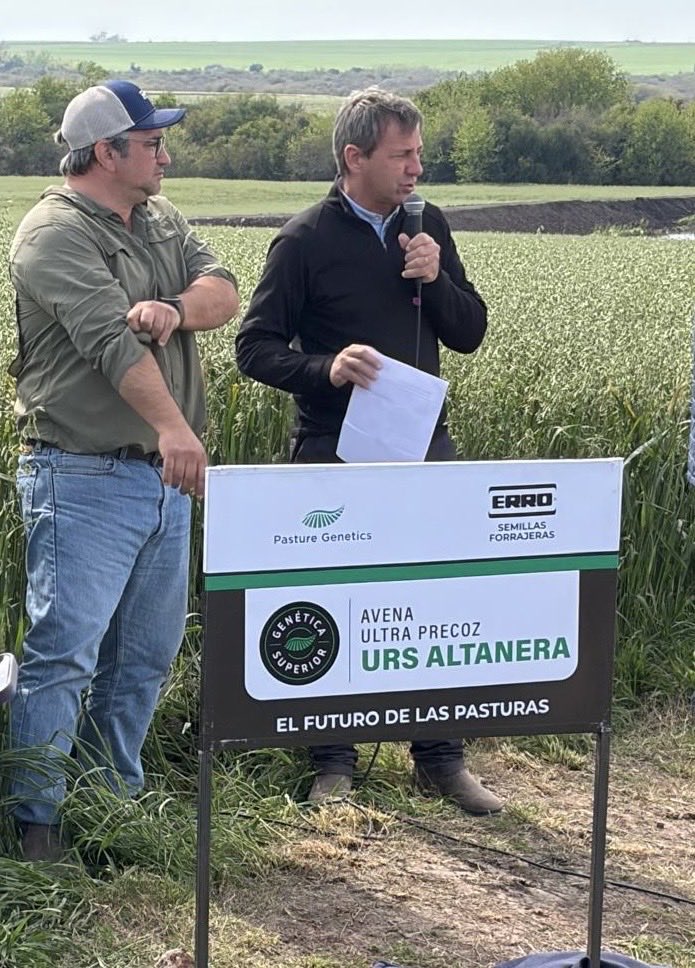 PastureGenetics's tweet photo. En minutos entrevista de @rubitosilvera a nuestro Director Comercial y Estratégico @bancherom en Oriental Agropecuaria AM 770 en el marco de la Jornada de Ganadería Intensiva realizada ayer junto a @ErroForrajeras en el corral El Cerro. https://t.co/fiVLQ7W4rE