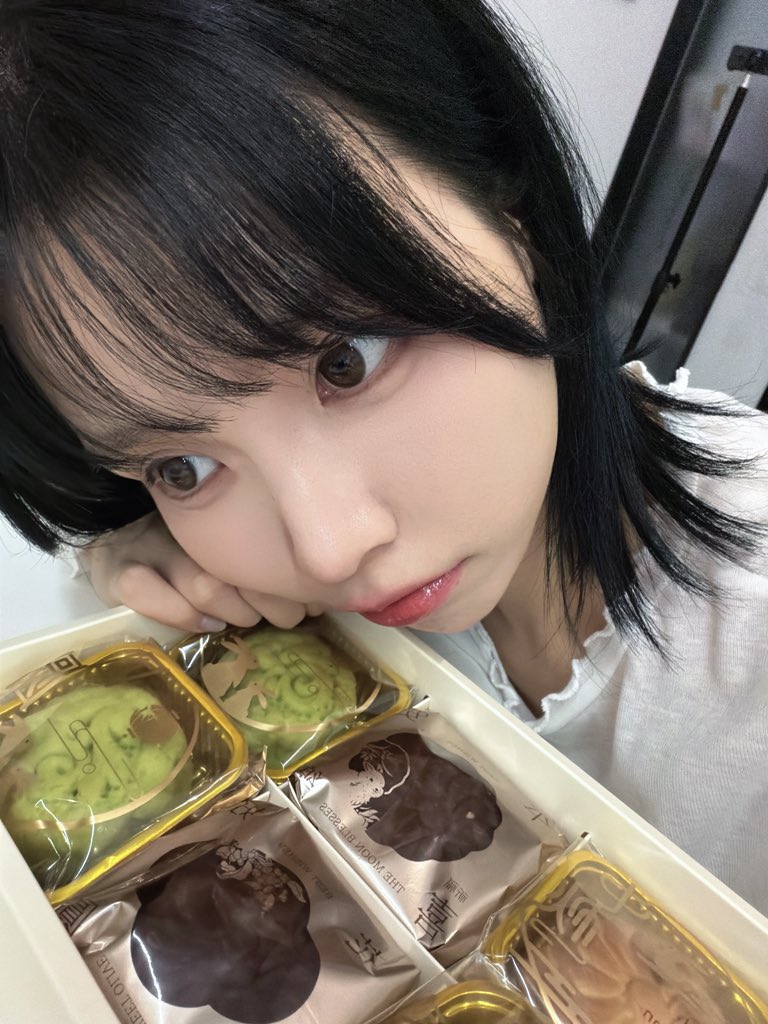Liyu0109's tweet photo. 十五夜は、中国では「中秋节」✨
友達からの手作り月餅🥮🥮🥮ビジュはもうすごい...！

綺麗な月、今日見れそう～ https://t.co/S0XB4h2ncG