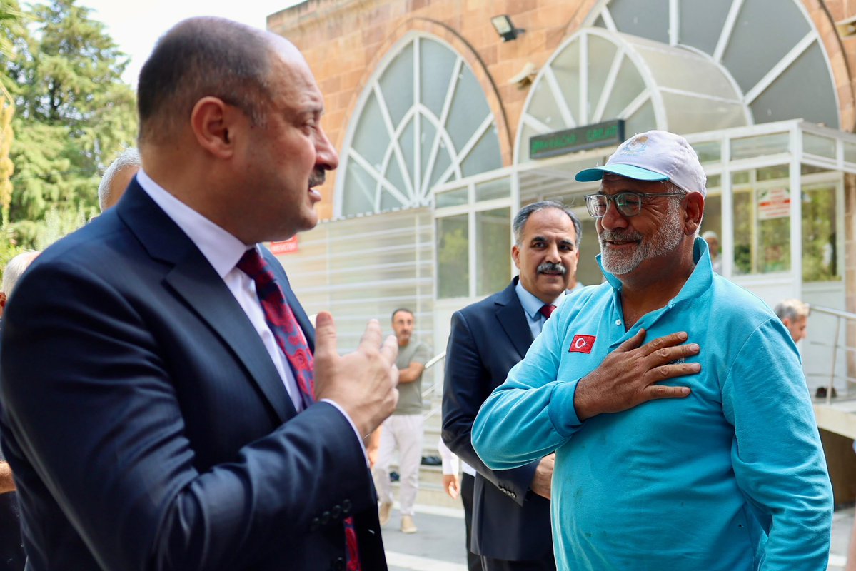 sanliurfabld's tweet photo. Cumanın Bereketiyle Bir Aradayız!

Şanlıurfa Büyükşehir Belediye Başkanımız Mehmet Kasım Gülpınar, Vali Konağı Camisi’nde kılınan cuma namazı sonrası kıymetli hemşehrilerimizle bir araya geldi.

Cuma’nın bereketini ve güzelliğini paylaşarak, vatandaşlarımızla sohbet ettik, dilek ve taleplerini dinledik.