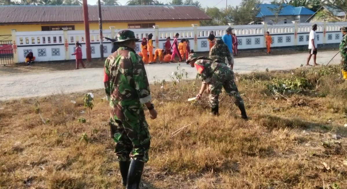M1513sbb's tweet photo. Jelang HUT ke-81 TNI, Koramil 1513-03/Kairatu Bersama Warga Bersihkan Lingkungan SD di Hualoy. 

Baca Selengkapnya👇
https://t.co/R7BmVLB1sA https://t.co/wB6OFGDKLM