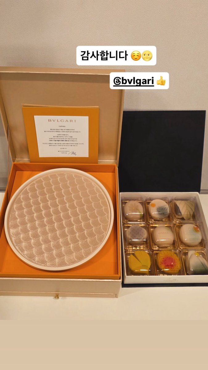 EXOGlobal's tweet photo. [OFFICIAL] 260925 #SUHO Instagram Story Update 

“Thankyou ☺️🌝 
@ bvlgari 👍”

“Thankyou Doyoung-ah 🫶🏻
@ doo_nct”

“My first-ever holiday gift from a younger brother junior, and it’s hanwoo 🥩”

#EXO #엑소 @weareoneEXO https://t.co/MxoO7RR0mU