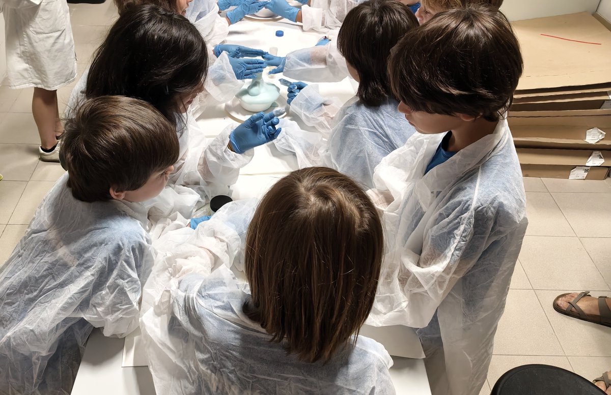 URJCcientifica's tweet photo. @madrimasd @FECYT_Ciencia @CienciaGob @urjc 🔬✨ Durante toda la mañana, mayores y pequeños están disfrutando de las actividades de la #NocheEuropeaDeLosInvestigadores

Una jornada para descubrir, experimentar y acercarse a la ciencia de una forma diferente 🧪🔭 https://t.co/3YOe4DzVjS