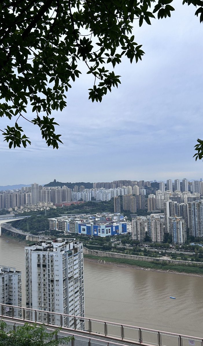 Serena8765's tweet photo. The river breeze crosses both banks, writing a dialogue between the mountains and the city. https://t.co/qdIA5Q0PVf
